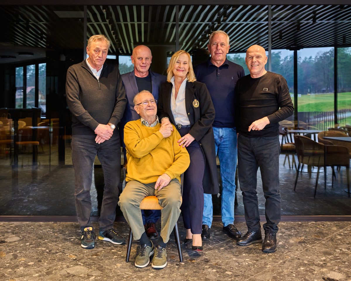Nekdanji in sedanji predsedniki Golf kluba Arboretum na srečanju v prenovljeni klubski hiši.