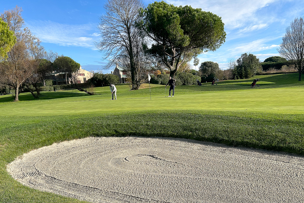 Pogled na zasneženo okolico in urejene zelenice golf igrišča Lignano v Italiji.